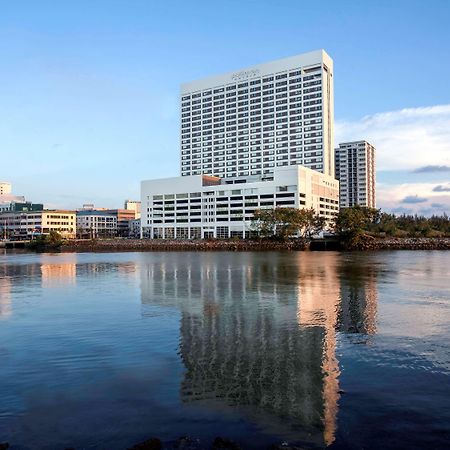 Hotel Pullman Miri Waterfront Esterno foto The Harbor Tower