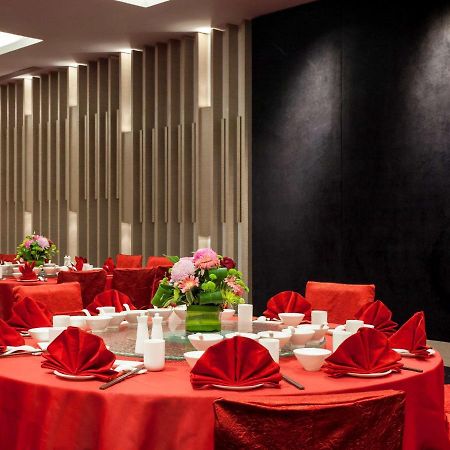 Hotel Pullman Miri Waterfront Esterno foto A banquet hall in a hotel