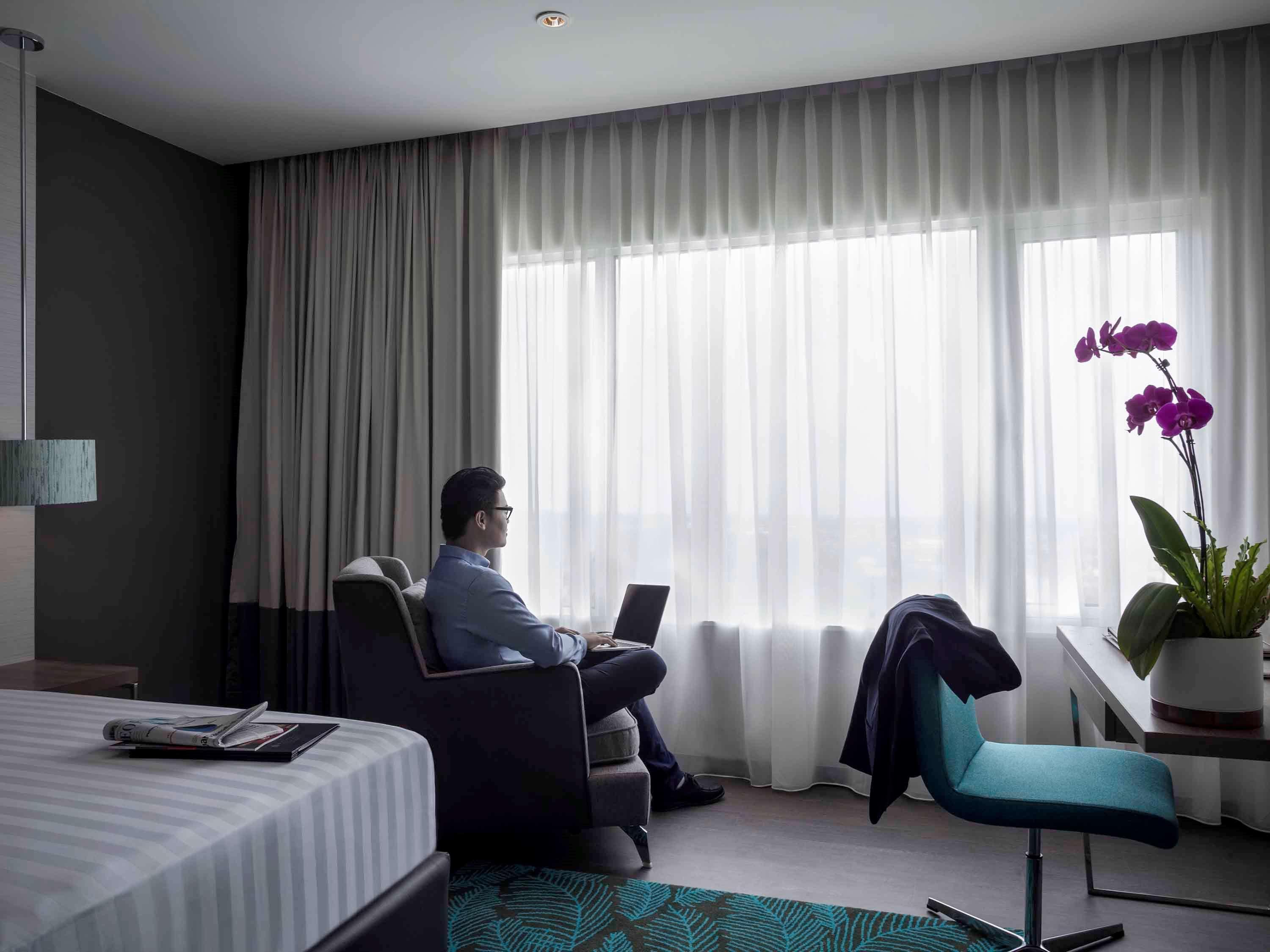 Hotel Pullman Miri Waterfront Esterno foto A room at the hotel
