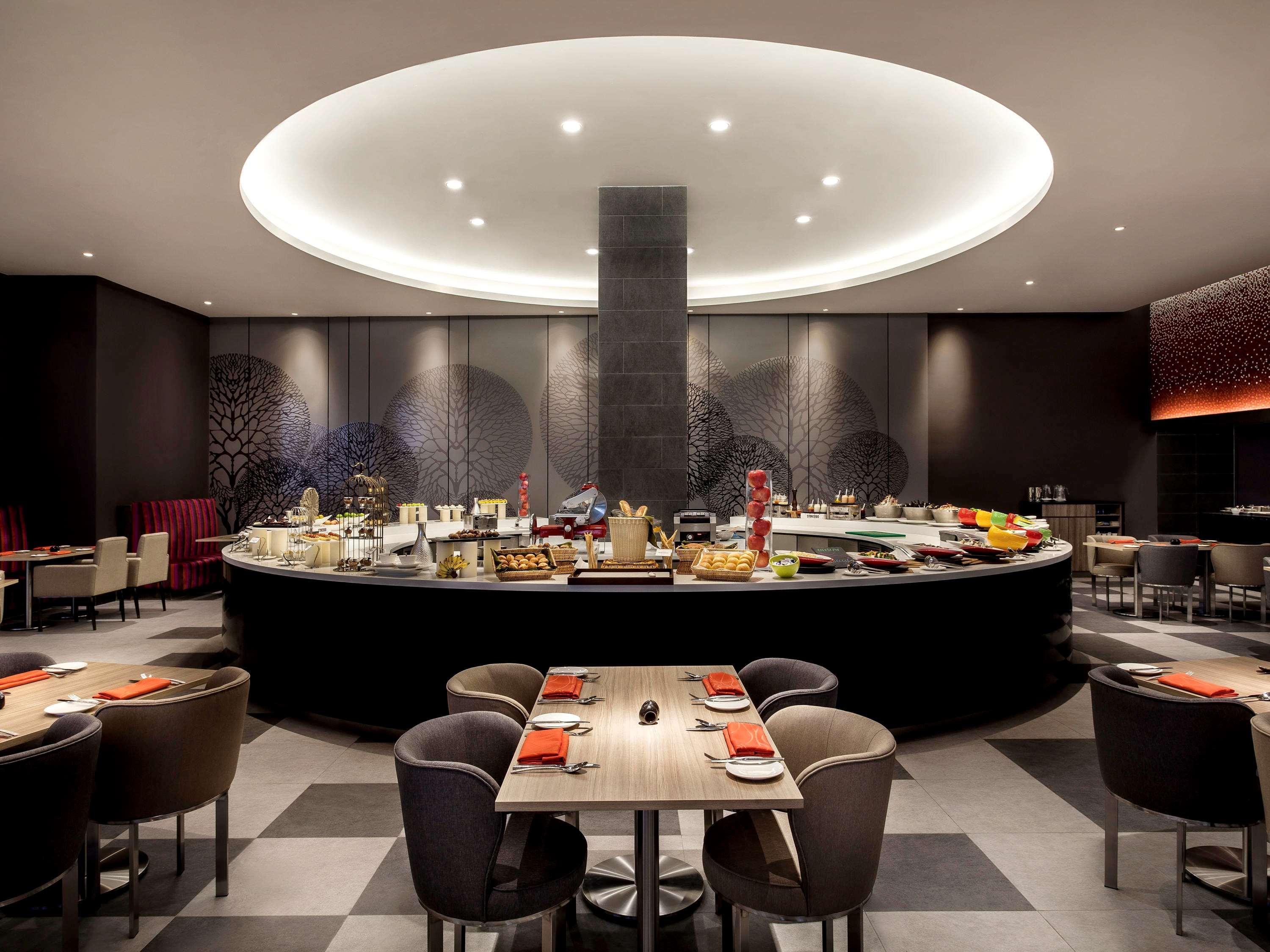 Hotel Pullman Miri Waterfront Esterno foto The restaurant