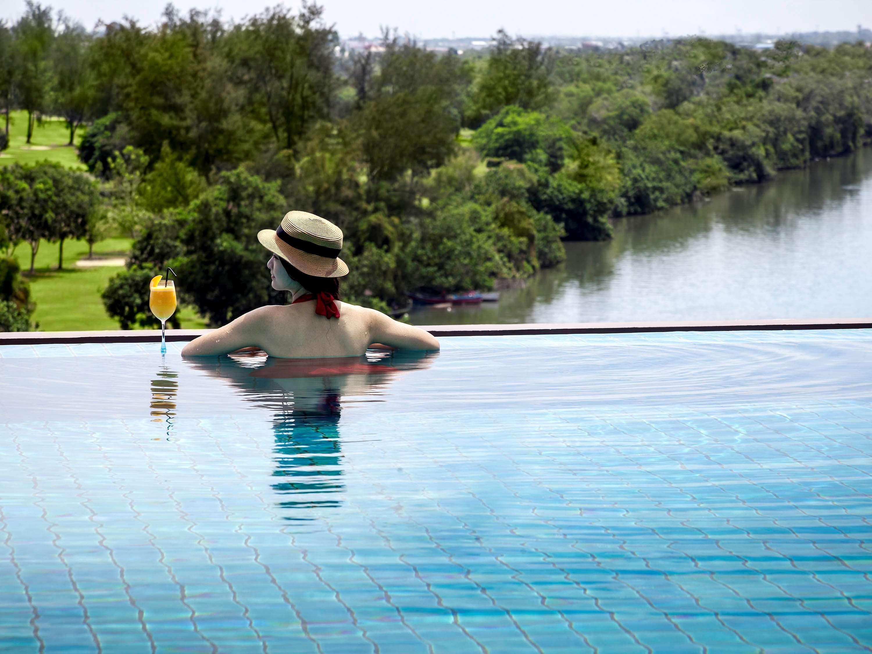 Hotel Pullman Miri Waterfront Esterno foto Infinity pool at The Riverine Resort