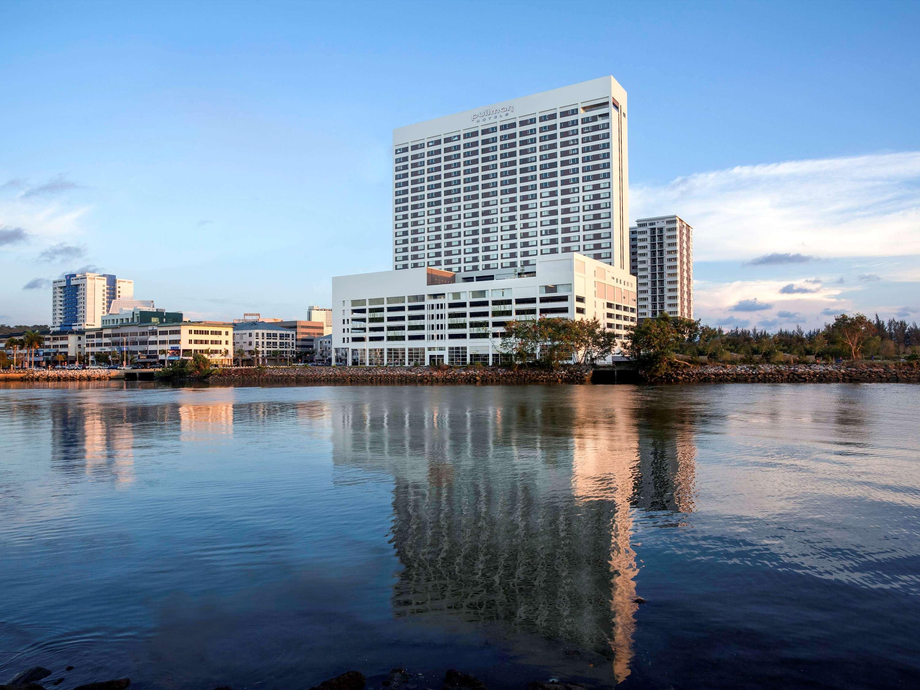 Hotel Pullman Miri Waterfront Esterno foto The Harbor Tower