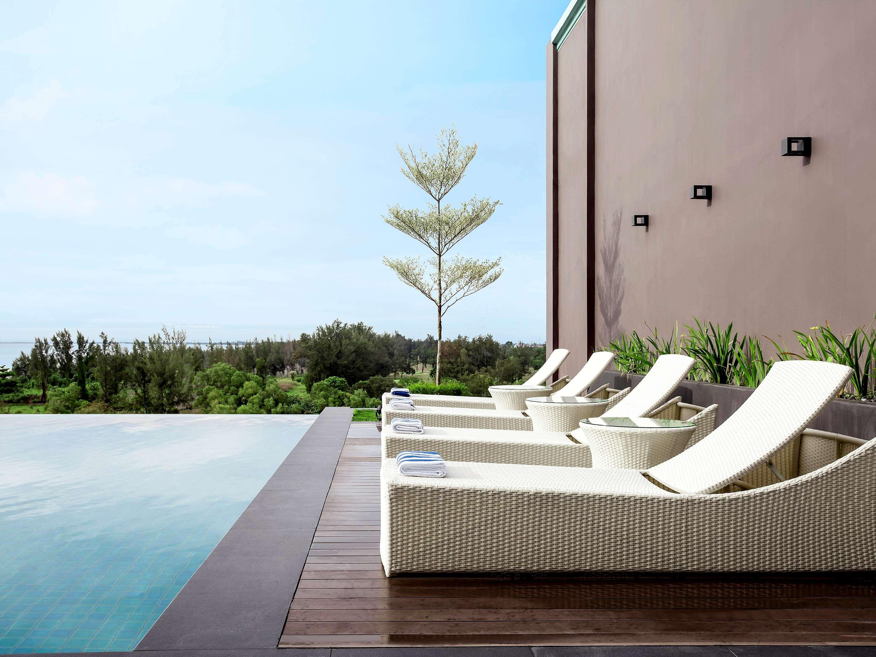 Hotel Pullman Miri Waterfront Esterno foto The pool at the hotel