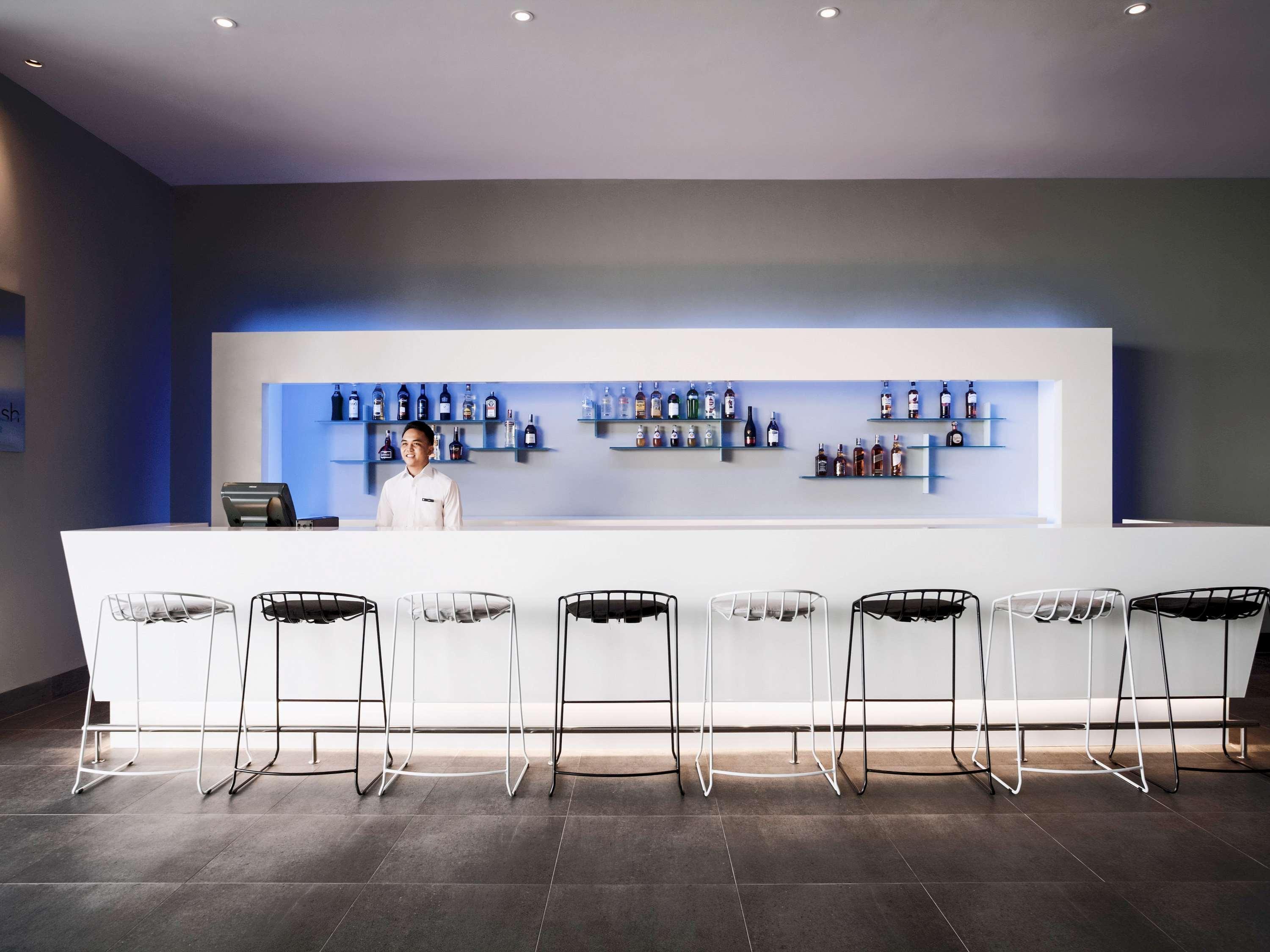 Hotel Pullman Miri Waterfront Esterno foto The bar at the lounge