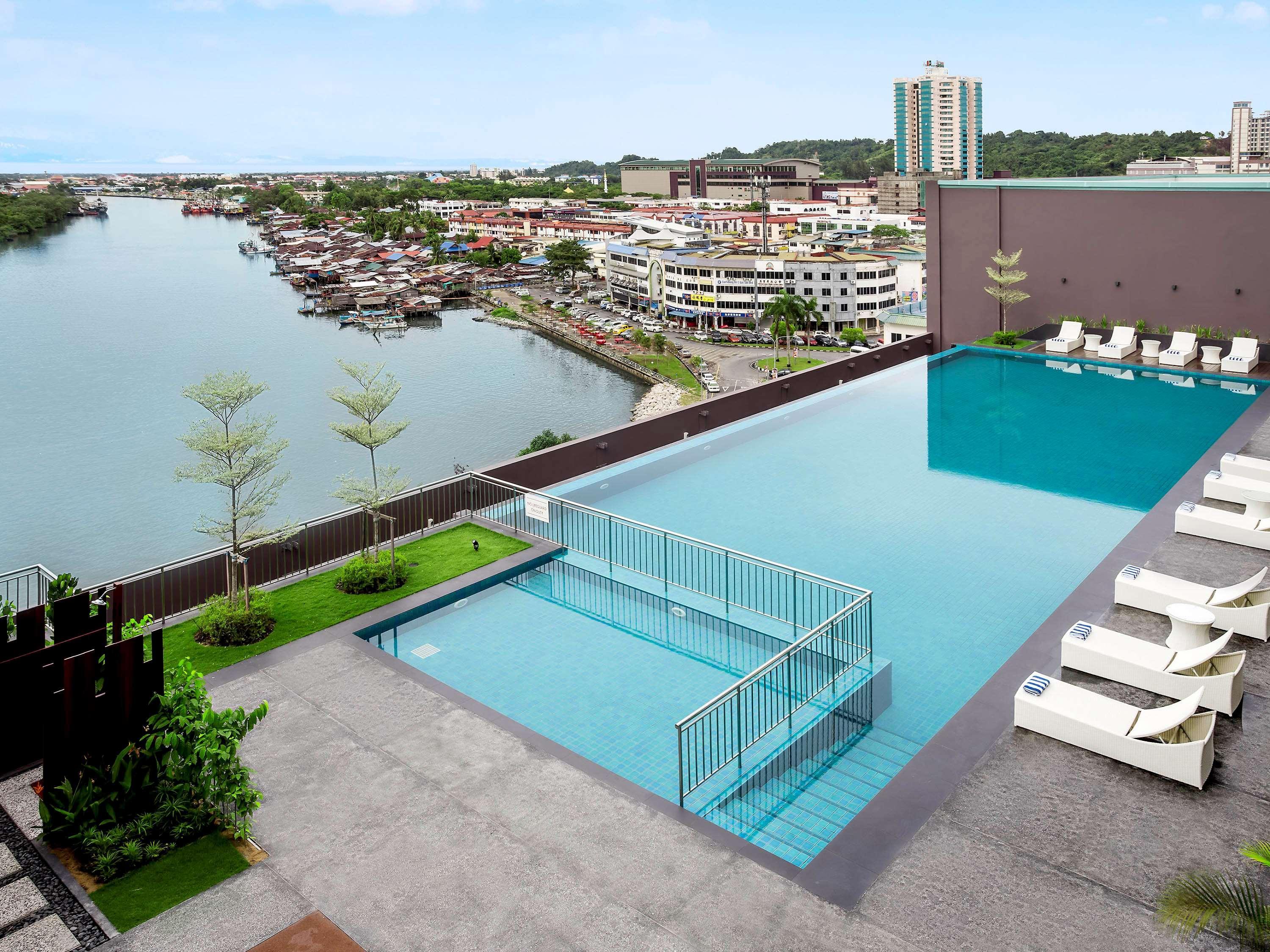 Hotel Pullman Miri Waterfront Esterno foto Infinity pool at the top of the hotel