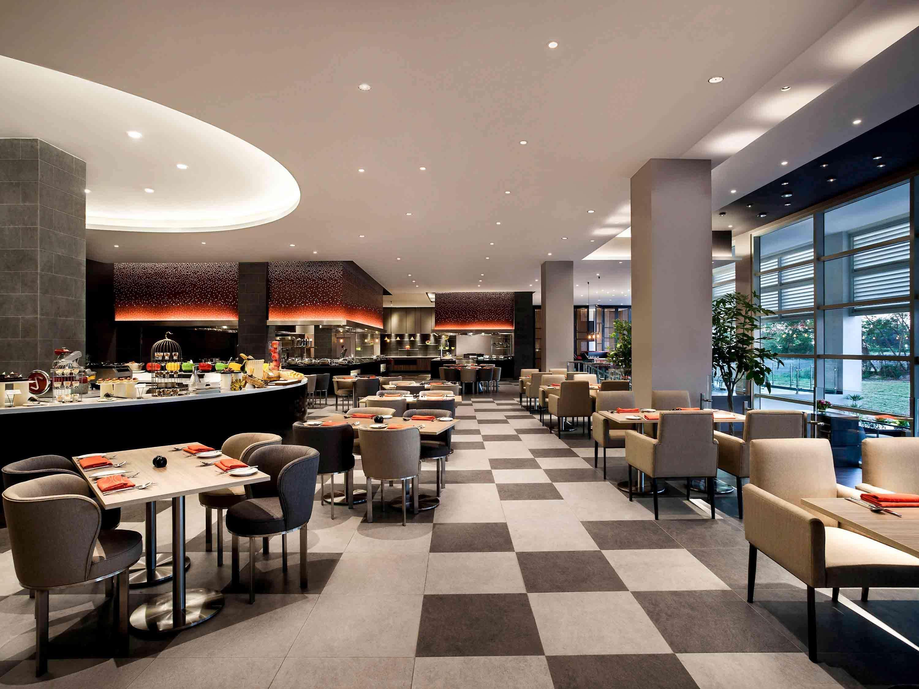 Hotel Pullman Miri Waterfront Esterno foto The restaurant