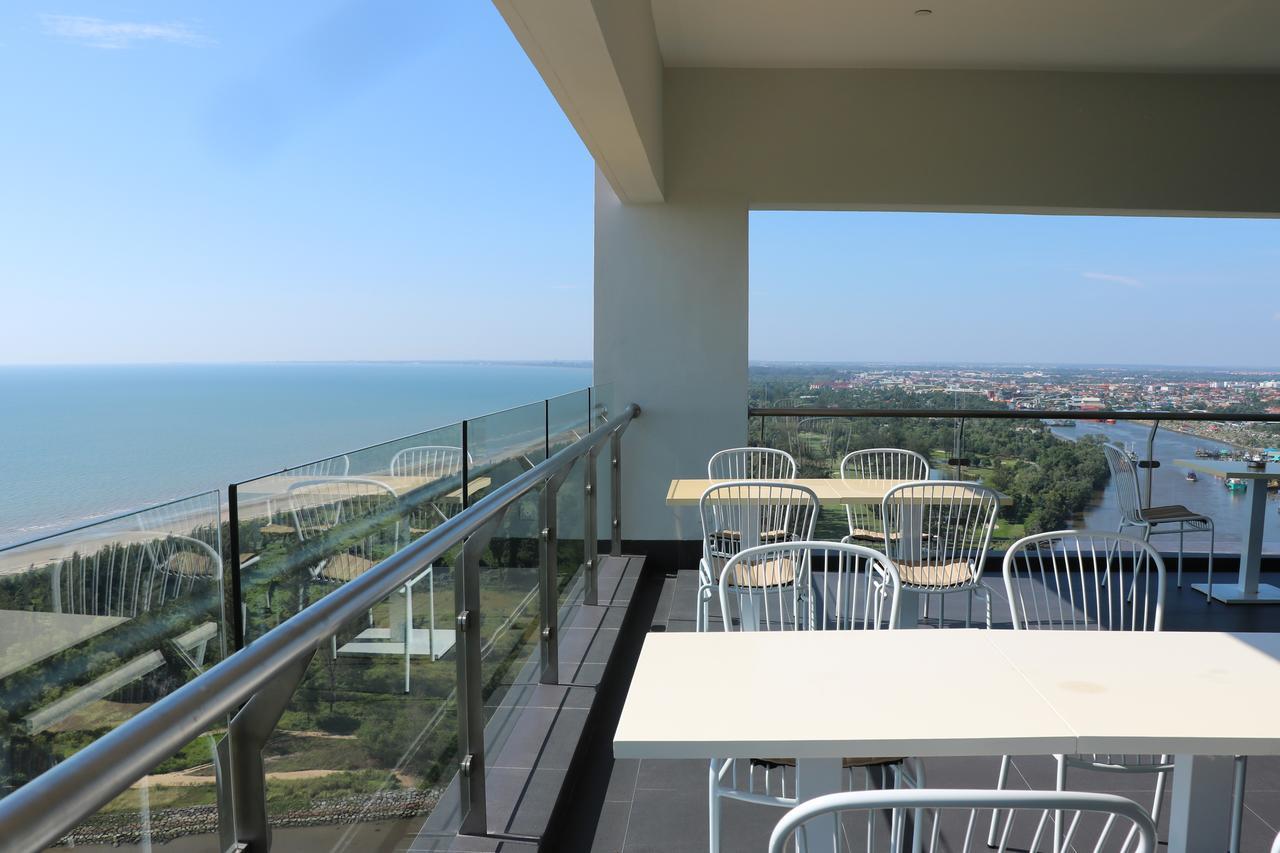 Hotel Pullman Miri Waterfront Esterno foto A balcony in Nha Trang, Vietnam