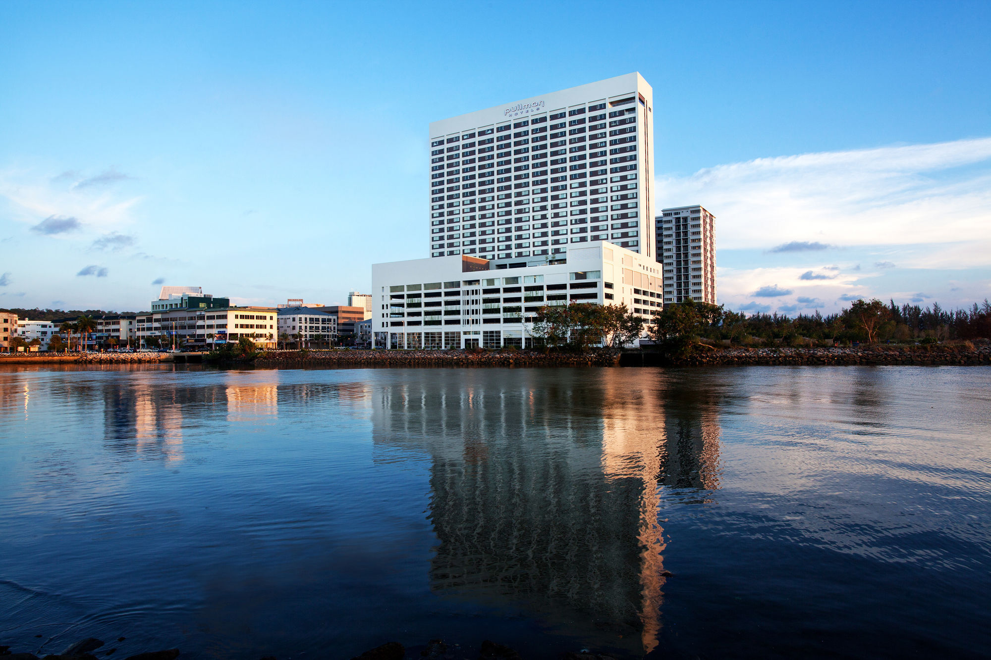 Hotel Pullman Miri Waterfront Esterno foto The hotel in 2011
