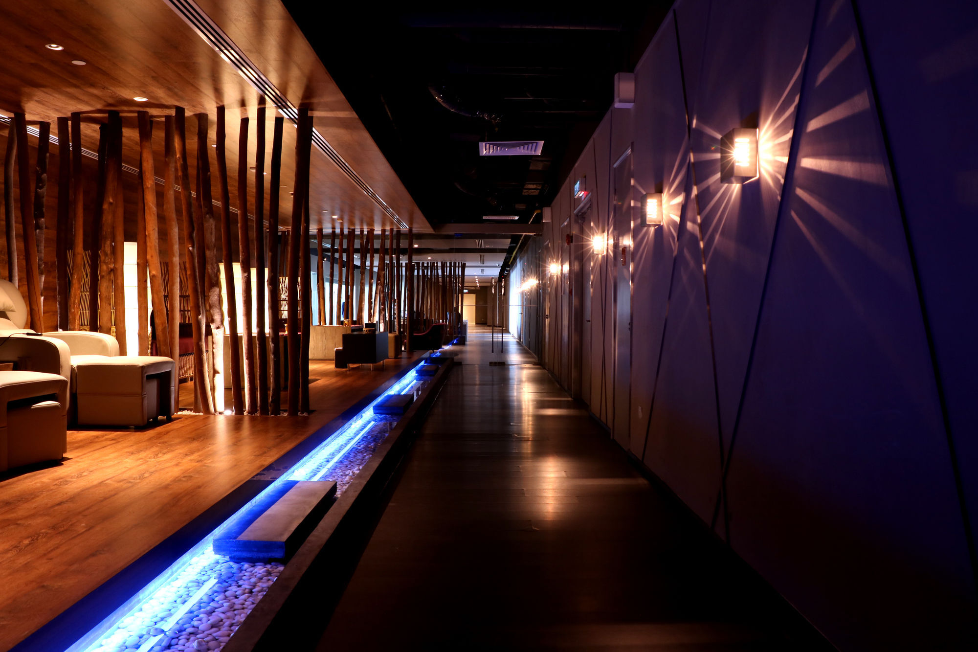 Hotel Pullman Miri Waterfront Esterno foto The interior of the airport's VIP lounge