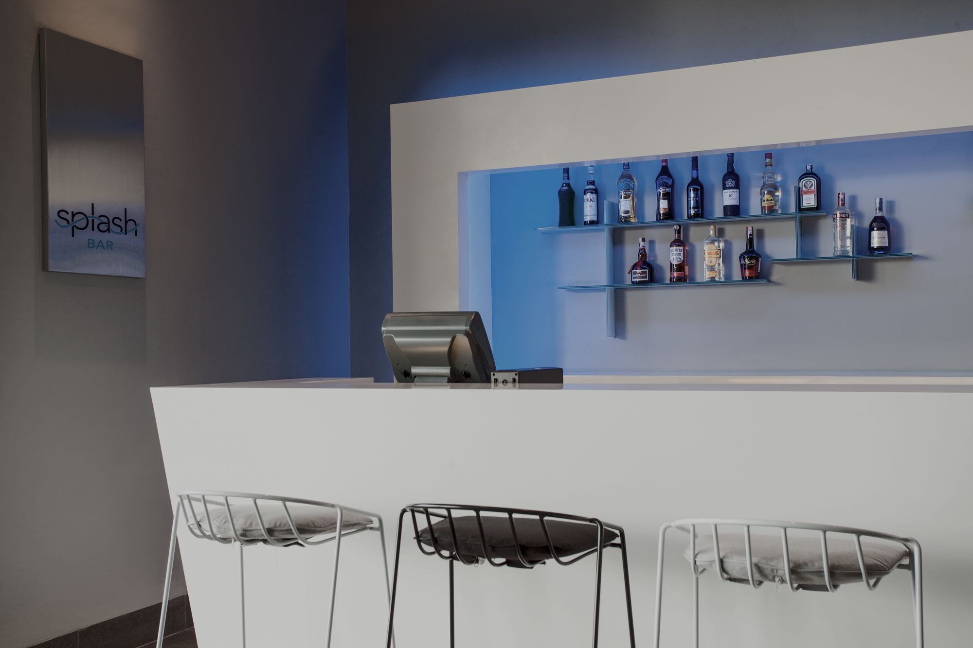 Hotel Pullman Miri Waterfront Esterno foto Splash Bar