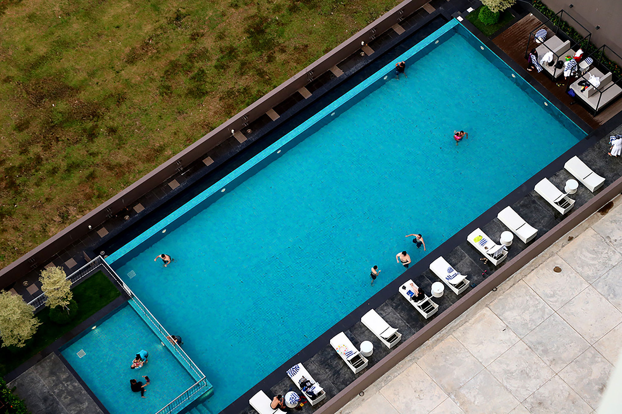 Hotel Pullman Miri Waterfront Esterno foto The pool at the hotel