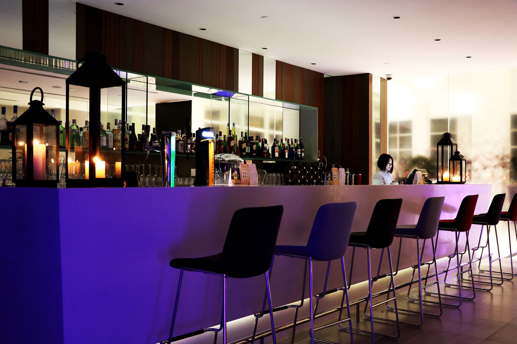 Hotel Pullman Miri Waterfront Esterno foto The bar at the 100 Queen's Gate