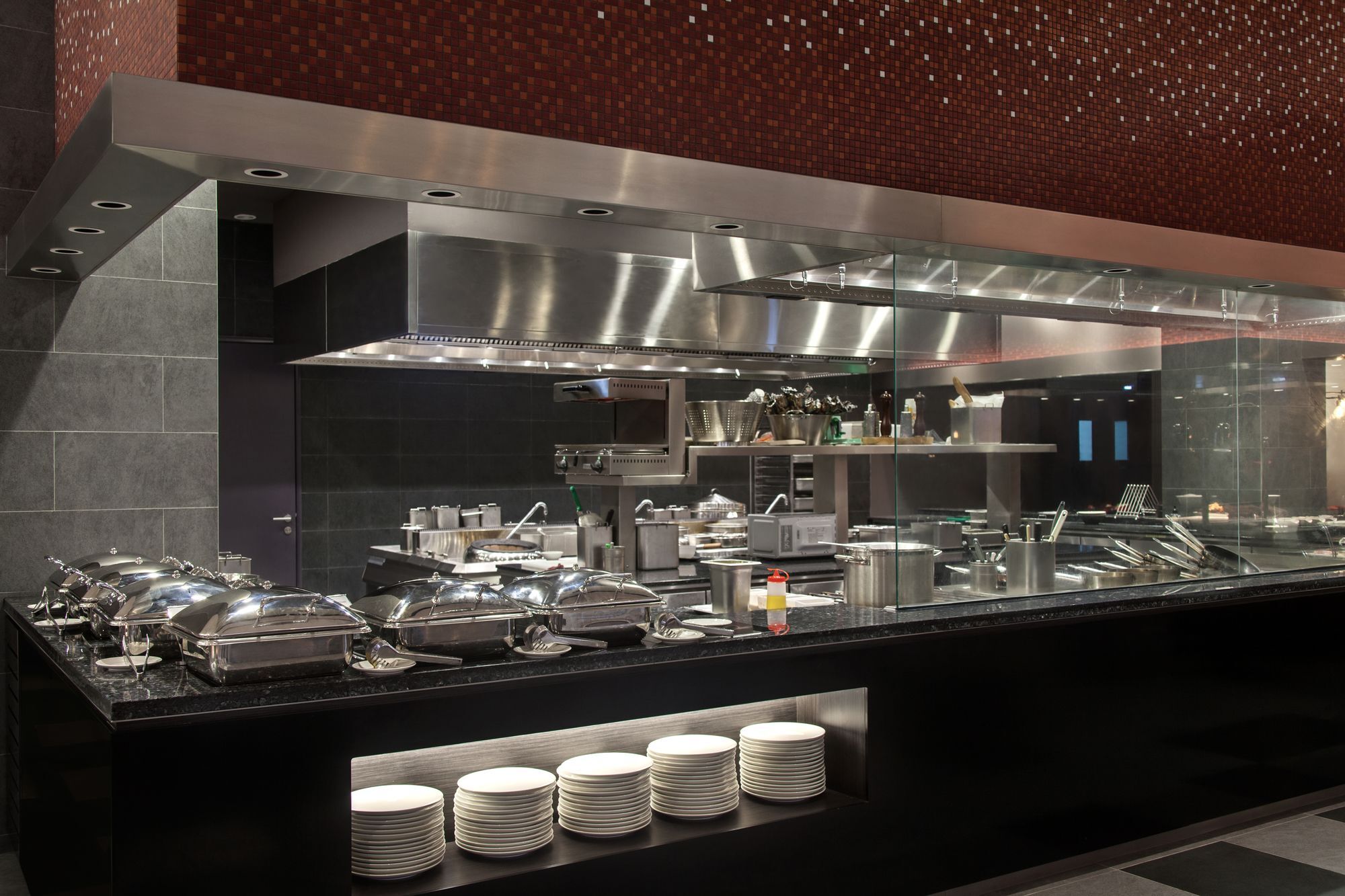 Hotel Pullman Miri Waterfront Esterno foto A buffet at a restaurant