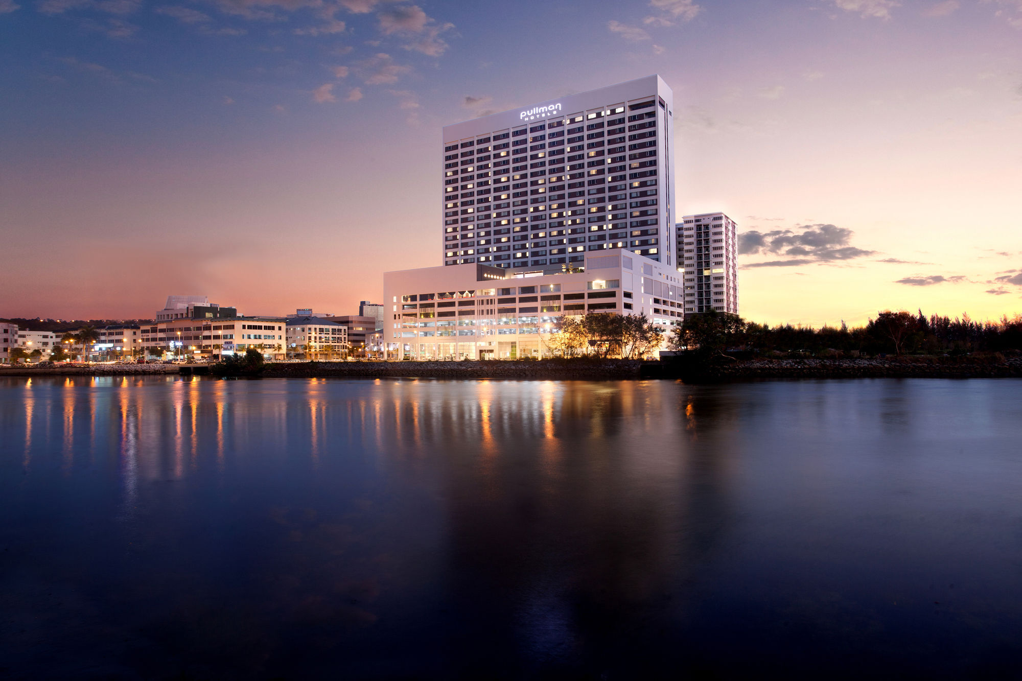 Hotel Pullman Miri Waterfront Esterno foto The Royal Thai Navy Hospital