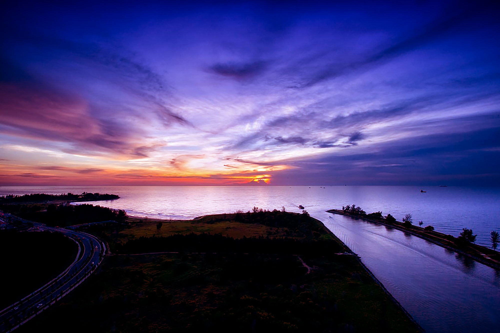 Hotel Pullman Miri Waterfront Esterno foto Sunset at the mouth of the river