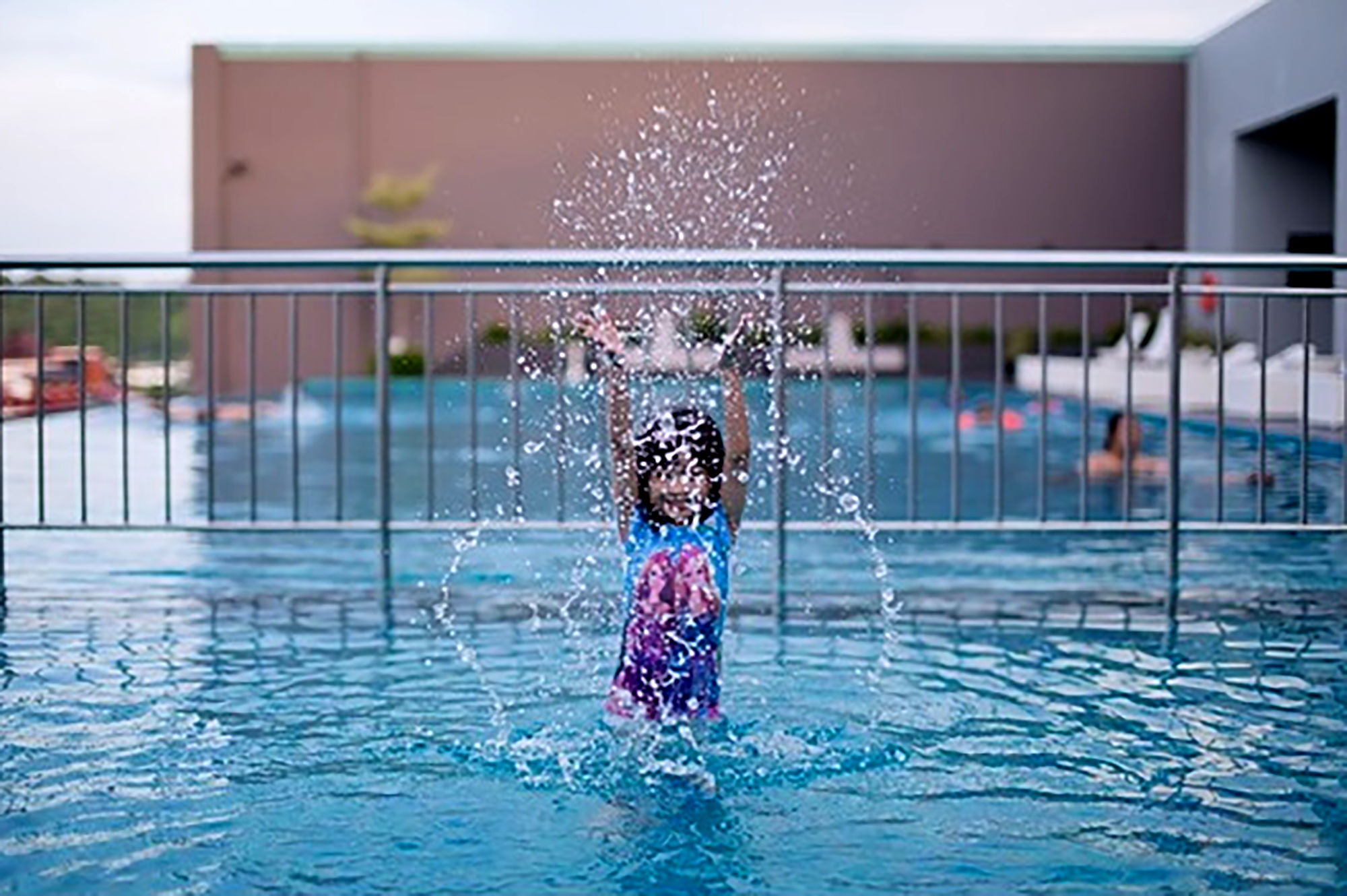 Hotel Pullman Miri Waterfront Esterno foto Swimming pool at the hotel