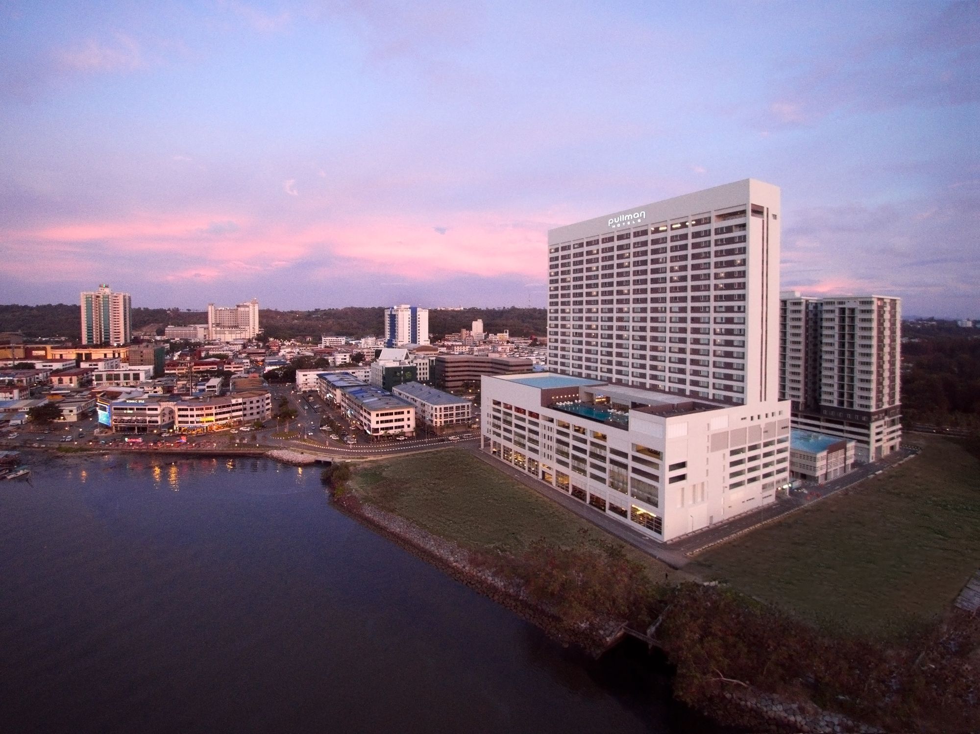 Hotel Pullman Miri Waterfront Esterno foto The Riverfront