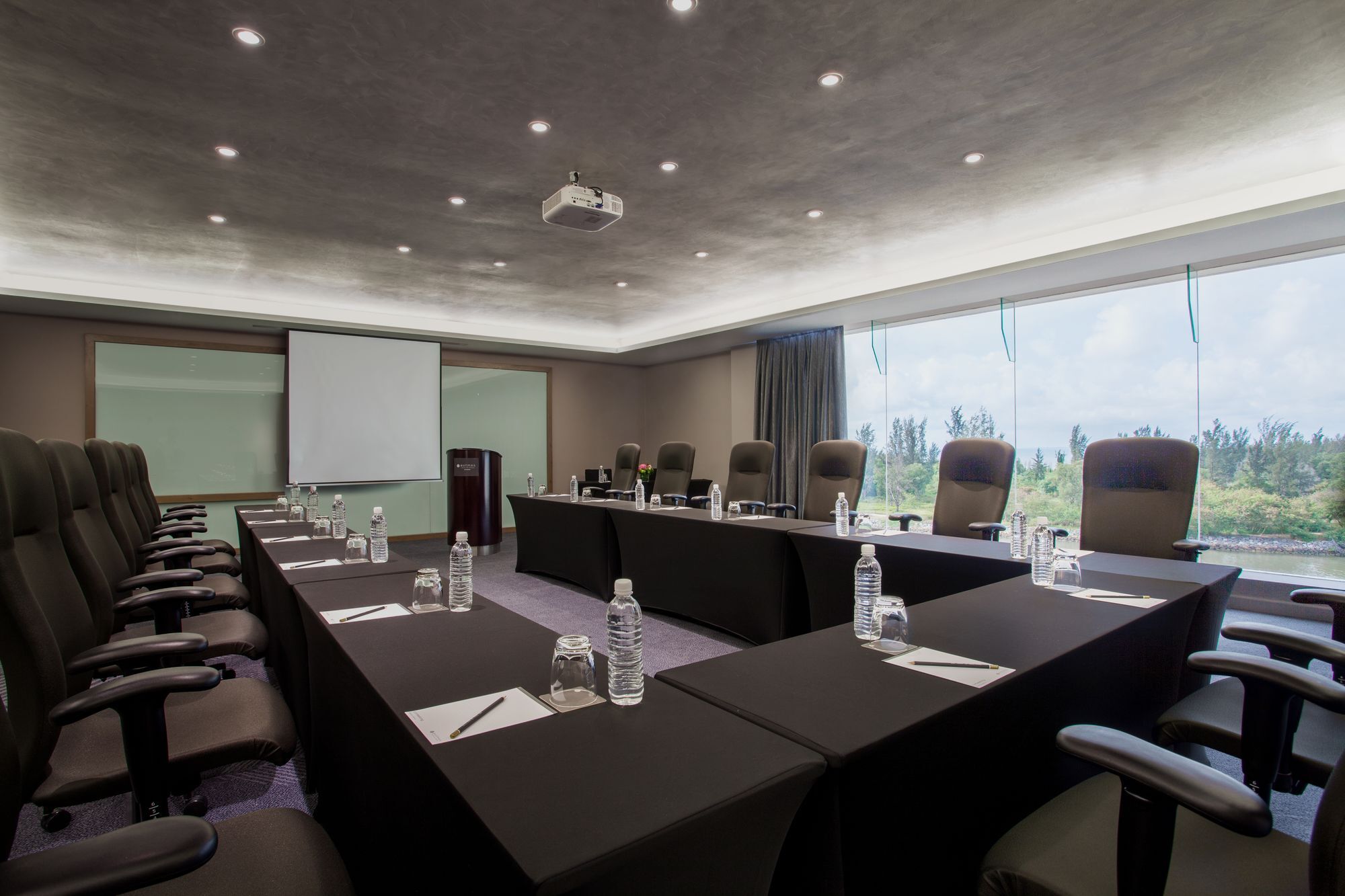 Hotel Pullman Miri Waterfront Esterno foto Meeting room