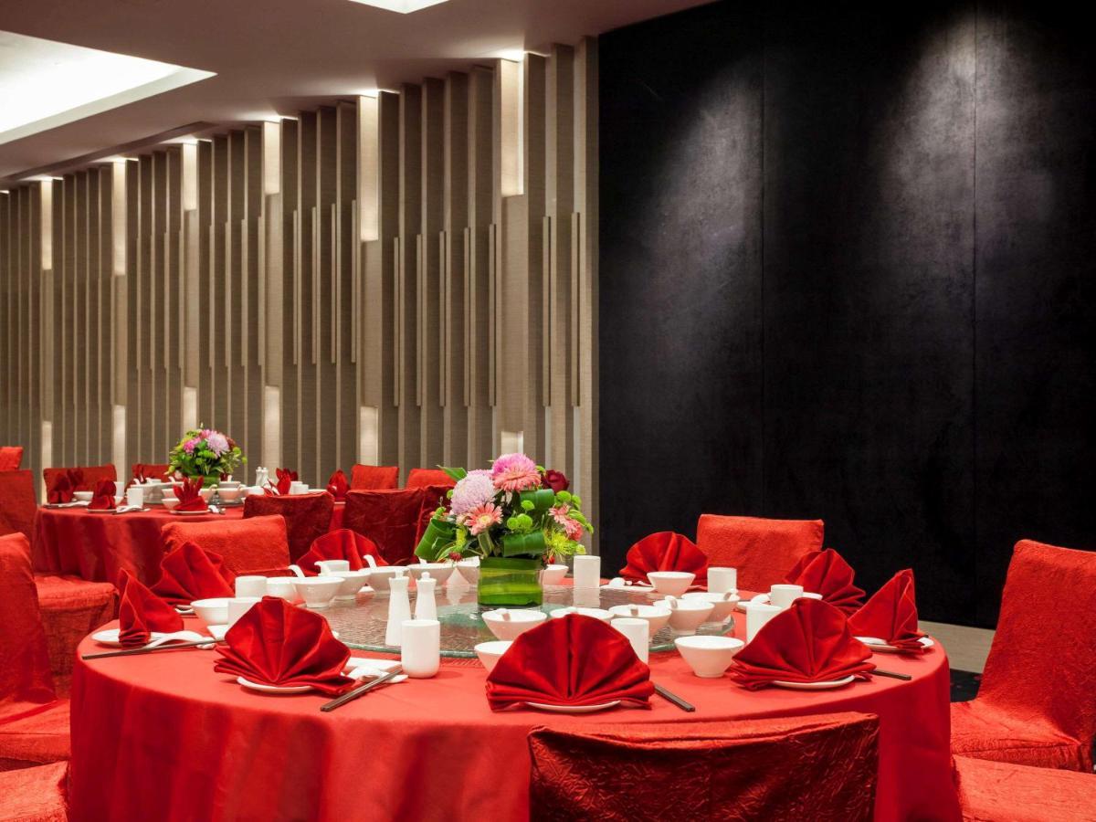 Hotel Pullman Miri Waterfront Esterno foto A banquet hall in a hotel
